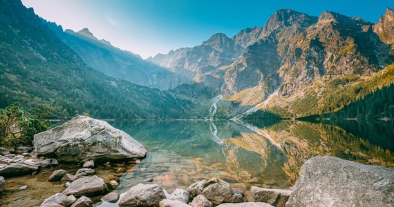 Długi sierpniowy weekend w Tatrach zapowiada się ciepło i deszczowo. Słoneczna pogoda spodziewana jest w poniedziałek do godzin południowych – przekazał Tomasz Zając z Tatrzańskiego Parku Narodowego (TPN).