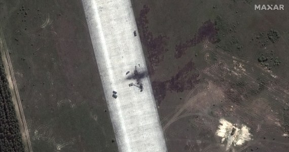​Firma Maxar Technologies opublikowała zdjęcia satelitarne z lotniska Ziabrowka na Białorusi, z którego obecnie korzystają Rosjanie. Dwa dni temu pojawiły się informacje o eksplozjach w tamtym miejscu, białoruskie ministerstwo obrony stwierdziło, że zapalił się silnik samolotu. Na fotografiach pasa startowego widać sporą plamę.