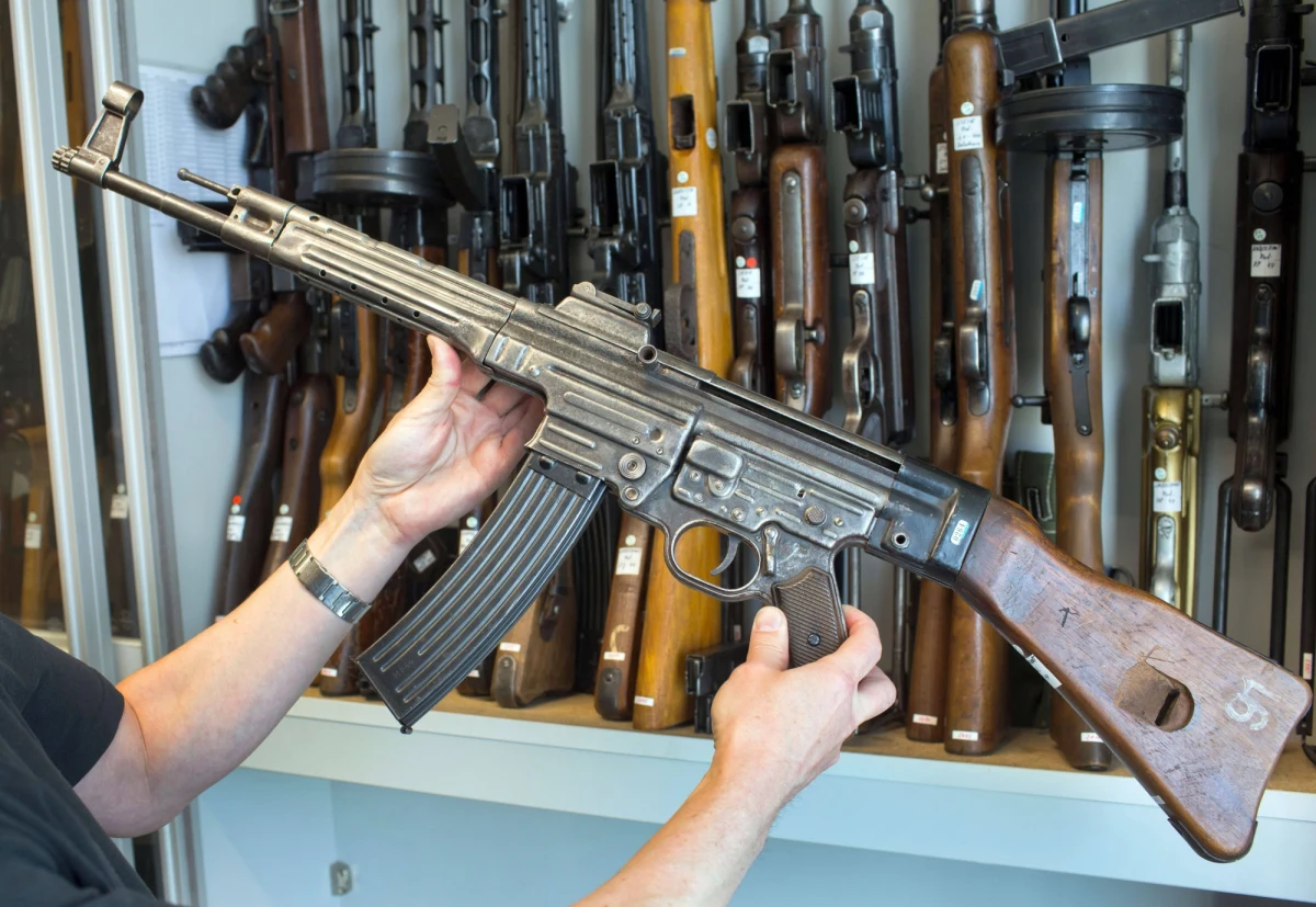 Achim B., były żołnierz Bundeswehry, wysadził się w czwartek rano w powietrze w lesie w pobliżu Attendorn (Nadrenia-Północna Westfalia). Mimo że w ubiegłym tygodniu policja znalazła należący do niego nielegalny arsenał broni, mężczyzna pozostawał na wolności - podaje w sobotę "Bild".