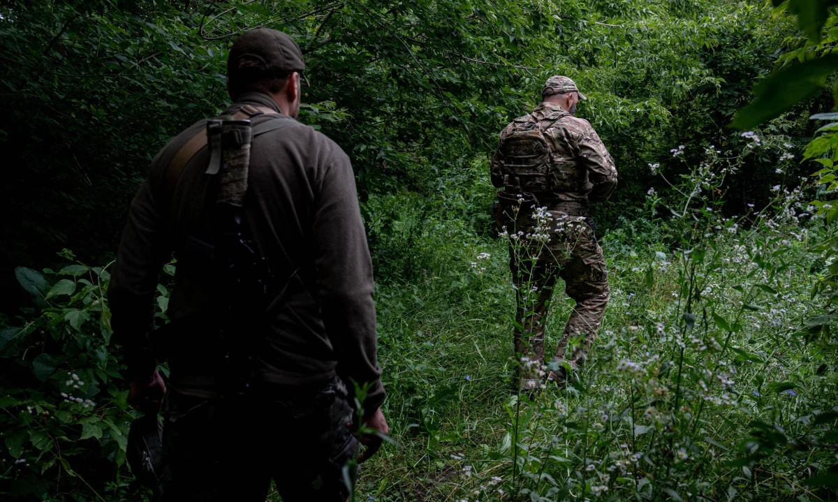 ​Ukraina ma problemy z wypłacaniem żołdu żołnierzom - napisał "Wall Street Journal". Bank centralny jest zmuszony, by "drukować" pieniądze, co osłabia hrywnę. Władze monetarne apelują do Kijowa o cięcie wydatków i podniesienie podatków.