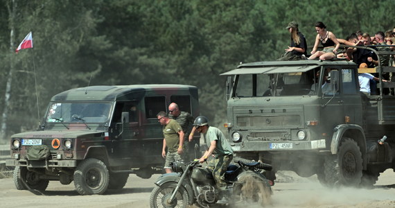 "Gąsienicy i podkowy" - to nazwa XVII Międzynarodowego Zloty Pojazdów Militarnych, który odbywa się w Bornem Sulinowie (pow. szczecinecki, woj. zachodniopomorskie) w dniach 12-15 sierpnia. Gwiazdami wieczoru w sobotę będą Róże Europy (początek koncertu o godz. 21) i Chłopcy z Placu Broni (godz. 23).