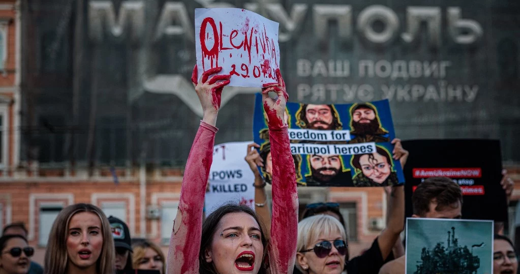 Protesty rodzin jeńców z pułku Azow odbywają się w różnych miastach. Na zdjęciu protest w Kijowie, 4 sierpnia