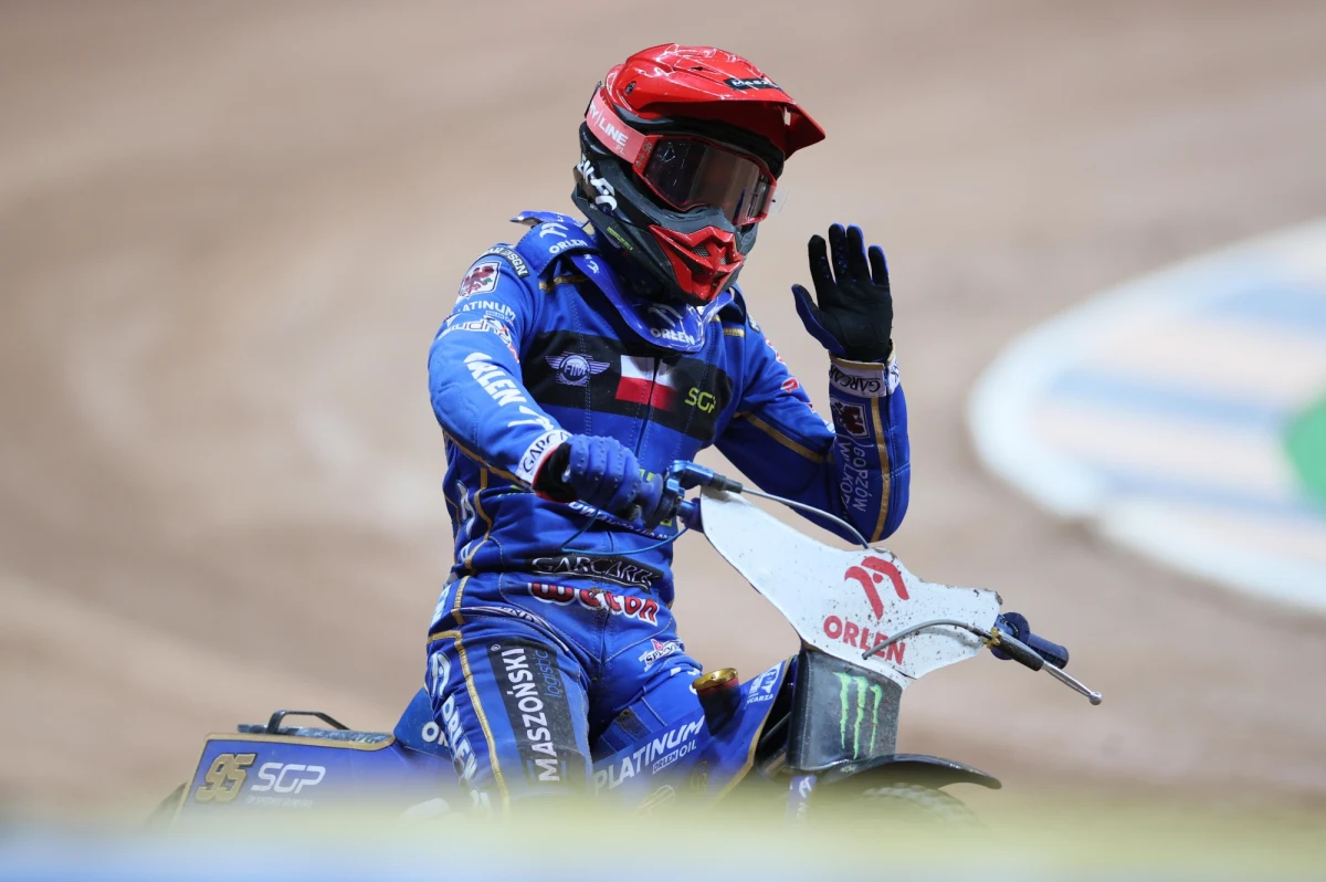 Brytyjczyk Daniel Bewley niespodziewanie wygrał żuzlową Grand Prix w Cardiff, szóstą rundę mistrzostw świata. Drugie miejsce zajął Bartosz Zmarzlik, który umocnił sie na prowadzeniu w klasyfikacji generalnej. Trzeci w finale był Patryk Dudek, a czwarty Duńczyk Leon Madsen.