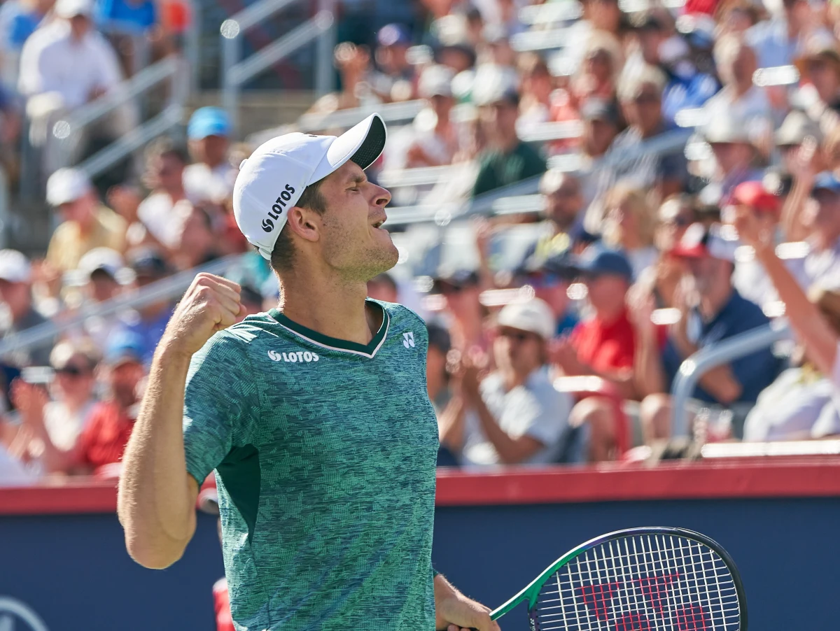 Hubert Hurkacz wygrał z norweskim tenisistą Casperem Ruudem 5:7, 6:3, 6:2 i awansował do finału turnieju ATP rangi Masters 1000 na twardych kortach w Montrealu (pula nagród 5,9 mln dolarów). O szósty w karierze tytuł zagra w niedzielę o 22 z Hiszpanem Pablo Carreno-Bustą.