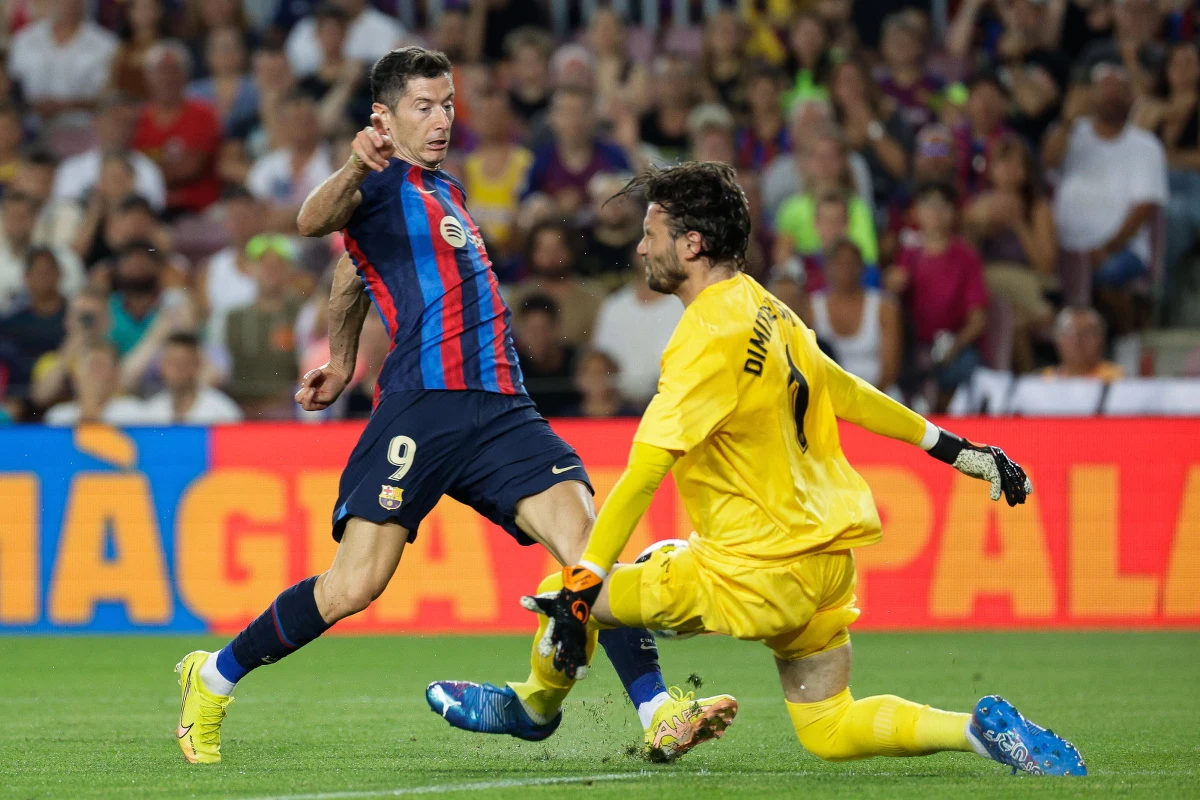 ​W debiucie Roberta Lewandowskiego w hiszpańskiej Primera Division FC Barcelona zremisowała w pierwszej kolejce z Rayo Vallecano 0-0 na Camp Nou. Polak sprowadzony w lipcu z Bayernu Monachium rozegrał cały mecz.