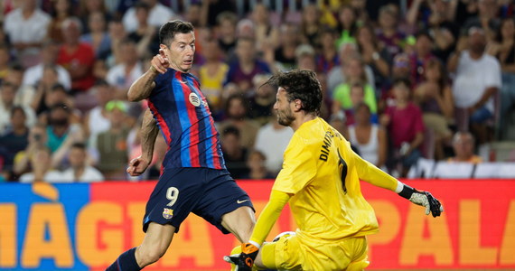 ​W debiucie Roberta Lewandowskiego w hiszpańskiej Primera Division FC Barcelona zremisowała w pierwszej kolejce z Rayo Vallecano 0-0 na Camp Nou. Polak sprowadzony w lipcu z Bayernu Monachium rozegrał cały mecz.