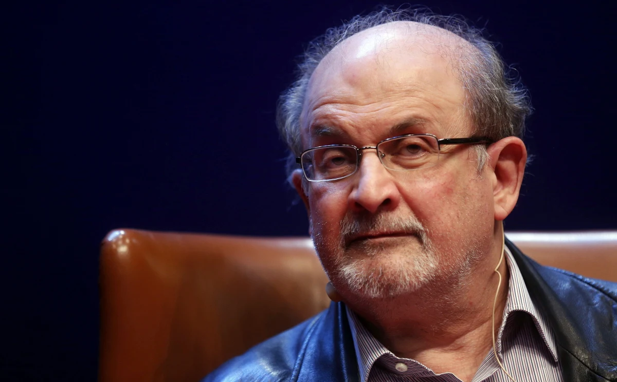 Salman Rushdie został już odłączony od respiratora i odzyskał zdolność mówienia. Może jednak stracić oko. Pisarz w piątek został zaatakowany przez nożownika i doznał poważnych obrażeń.