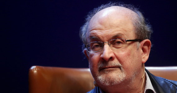 Salman Rushdie został już odłączony od respiratora i odzyskał zdolność mówienia. Może jednak stracić oko. Pisarz w piątek został zaatakowany przez nożownika i doznał poważnych obrażeń.