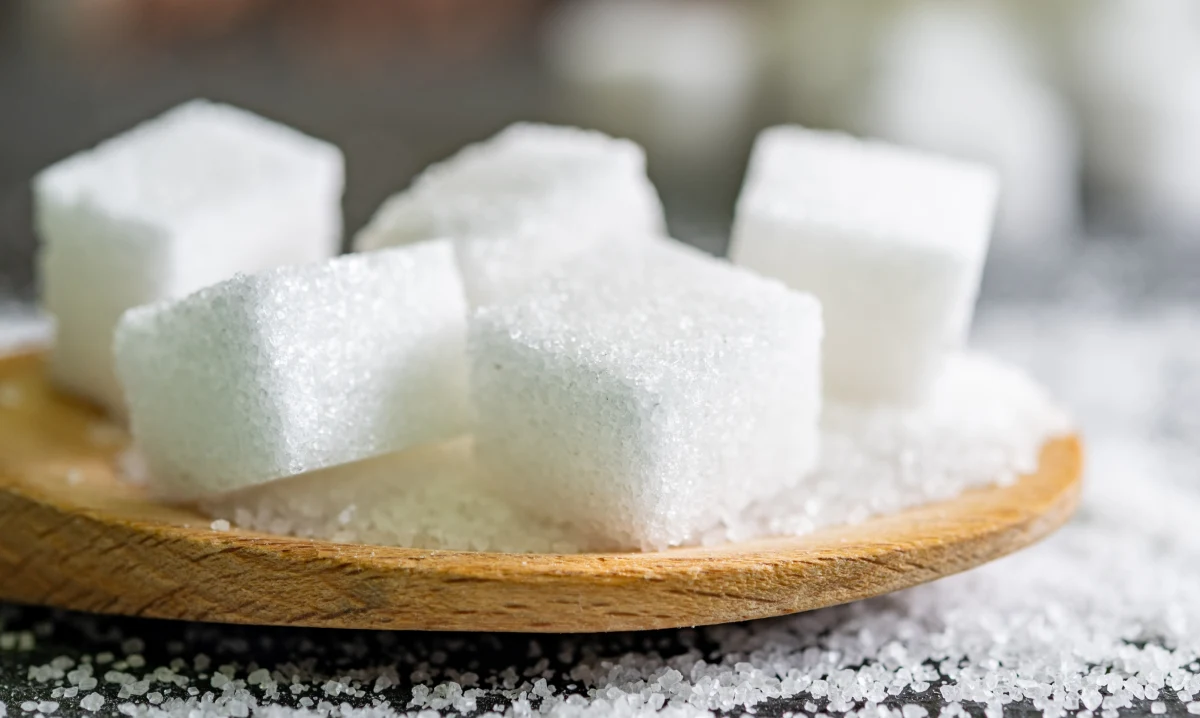 Duży pobyt na cukier spowodował jego braki na półkach sklepowych, a przy tym wzrost cen - przekazał PAP wiceminister rolnictwa i rozwoju wsi Ryszard Bartosik. Cukru mamy wystarczającą ilość, sytuacja się normuje - zapewnił. 