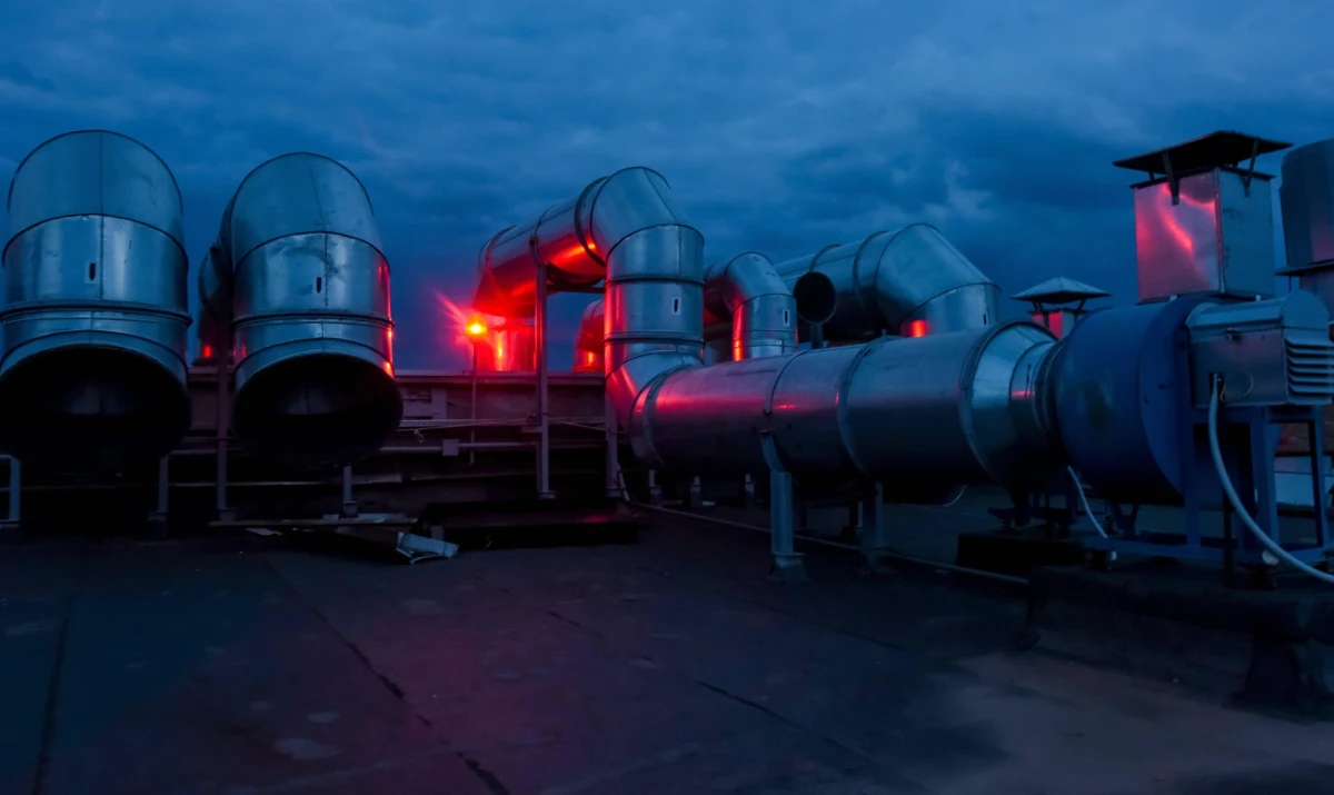 ​Armia rosyjska sama ostrzeliwuje elektrownię w Enerhodarze. Dzięki pracownikom Rosatomu wiedzą, gdzie uderzać, by "bolało", ale nie było to "śmiertelne" - powiedział inżynier z Zaporoskiej Elektrowni Jądrowej w rozmowie z BBC. Od początku sierpnia rejon tego krytycznego obiektu jest regularnie ostrzeliwany. Ukraina i Rosja wzajemnie oskarżają się o ataki. Wielu martwi się, że sytuacja może skończyć katastrofą.