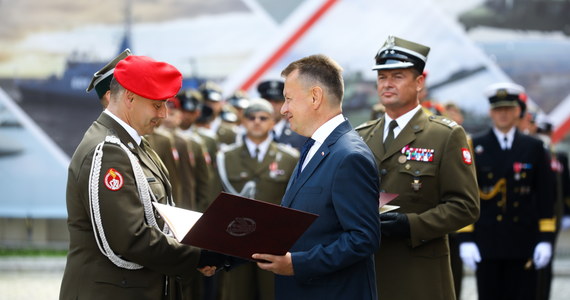 Wicepremier i minister obrony narodowej Mariusz Błaszczak odznaczył zasłużonych żołnierzy Wojska Polskiego. "Dzięki waszej postawie i codziennej służbie Polska jest bezpieczna, dziękuję wam za to - powiedział.