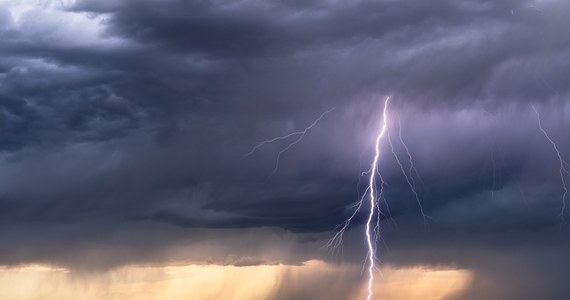 ​Instytut Meteorologii i Gospodarki wodnej wydał w niedzielę ostrzeżenie pierwszego stopnia przed burzami z gradem na w północnej i północno-zachodniej oraz zachodniej części województwa łódzkiego - podali synoptycy.