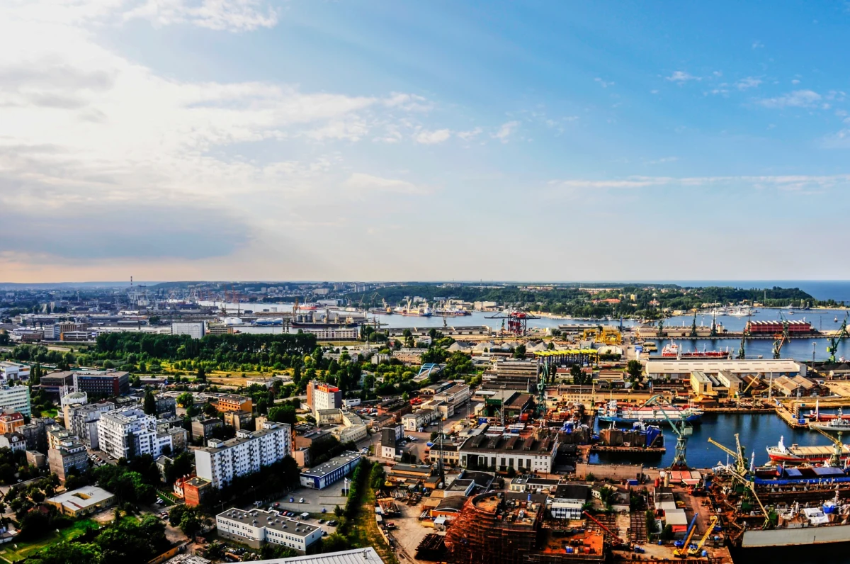 ​Trwają prace na placu węzła Karwiny. Powstaną nowe rozwiązania dla pieszych, rowerzystów i kierowców korzystających z przesiadki na transport zbiorowy - podaje portal gdynia.pl.