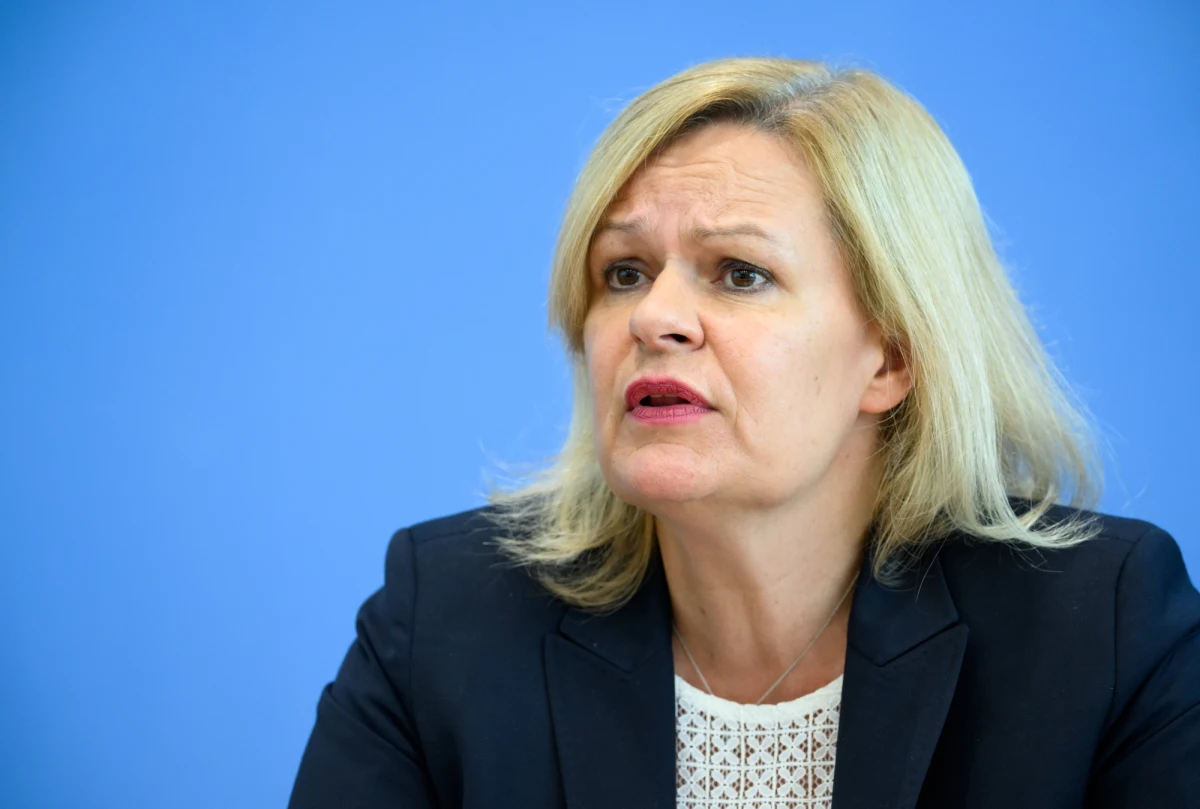 Szefowa niemieckiego MSW Nancy Faeser powiedziała, że Niemcy "muszą być przygotowani na ewentualne ataki na terminale gazowe i inną krytyczną infrastrukturę". Ma to związek z atakiem Rosji na Ukrainę i krajowymi protestami przeciw polityce energetycznej władz w Berlinie.