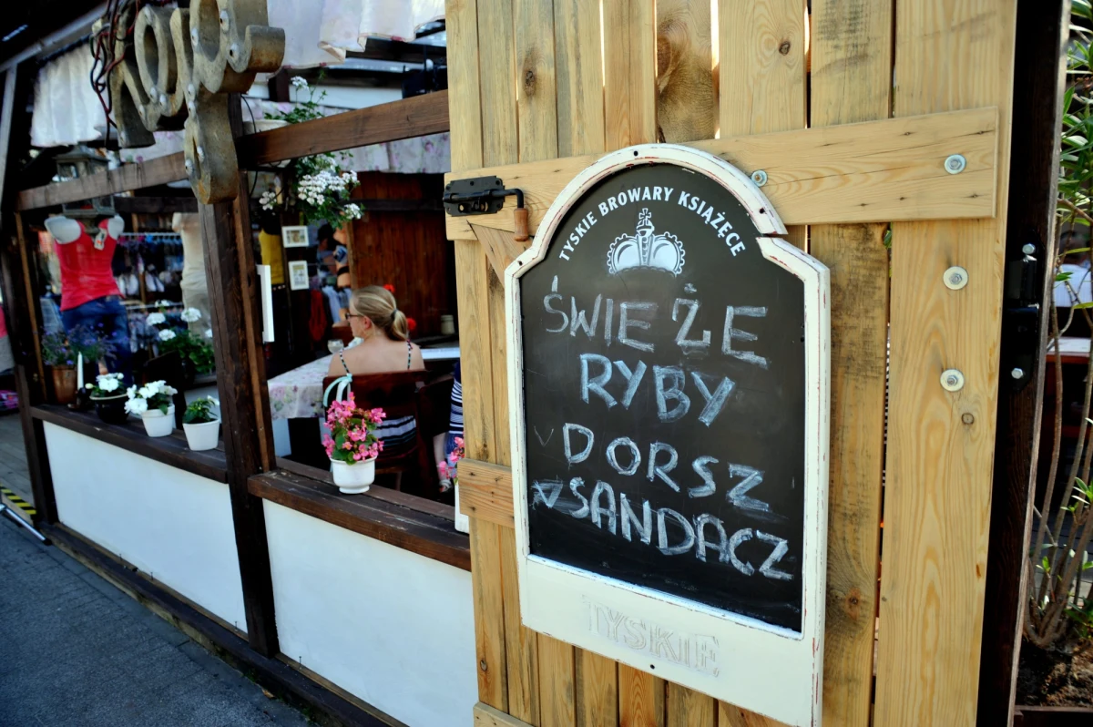 ​W związku z katastrofą ekologiczną Odry klienci niektórych smażalni w Zachodniopomorskiem obawiają się jedzenia ryb. Przedsiębiorcy z Trzebieży oraz Stepnicy nie kryją obaw. Z powodu inflacji ceny ryb w 2022 roku były rekordowo wysokie, a teraz mogą być jeszcze wyższe - podaje portal wszczecinie.pl.