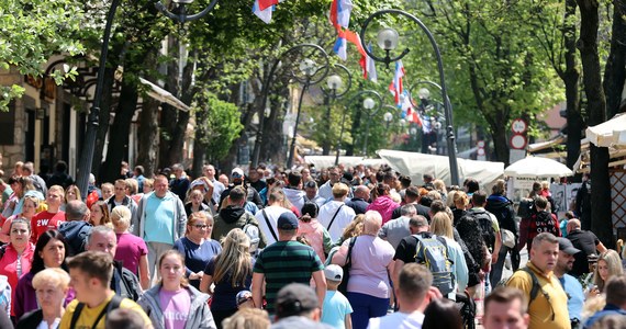 ​Tłumy turystów zjechały na długi weekend do Zakopanego. Wypoczywającym na Podhalu nie przeszkadzają nawet zapowiedzi synoptyków o deszczu - podaje portal zakopane.naszemiasto.pl