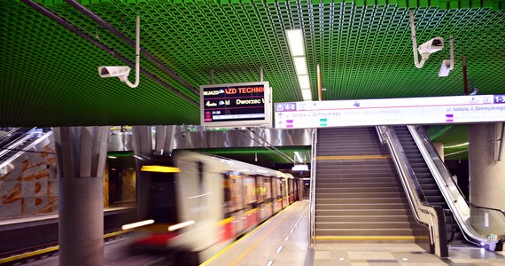 ​Do poniedziałku 22 sierpnia pociągi metra na linii M2 będą kończyły bieg na stacji metra Dworzec Wileński. Pasażerowie powinni się przygotować na zmiany tras autobusów oraz korzystanie ze specjalnej linii autobusowej ZM2 - podaje portal transport-publiczny.pl.