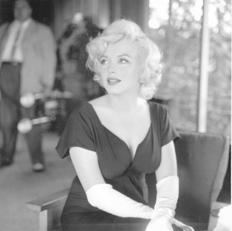 Prawie 70 lat temu legendarna aktorka Marilyn Monroe zapozowała w metrze w Nowym Jorku i przeszła do historii zarówno filmowej, jak i fotograficznej. Niestety, kultowe zdjęcie miało tragiczne konsekwencje dla gwiazdy. Między innymi ta fotografia doprowadziła do rozwodu z Joe DiMaggio.