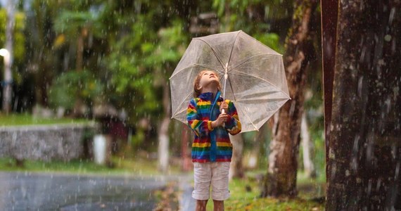 Poniedziałek w wielu regionach Polski upłynie pod znakiem wysokiej temperatury. W całym kraju spodziewane są także opady deszczu, lokalnie wystąpić mogą burze. IMGW wydał ostrzeżenie.