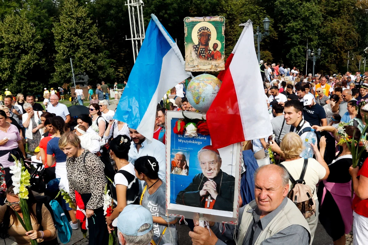 Początki świętowania Wniebowzięcia Najświętszej Maryi Panny sięgają przełomu V i VI wieku. Od 1950 r. prawda ta została ogłoszona w Kościele katolickim jako dogmat. Wskazuje ona na godność ludzkiej osoby oraz jej powołanie, którym jest wieczne szczęście z Bogiem - powiedział PAP mariolog o. prof. Grzegorz Bartosik.