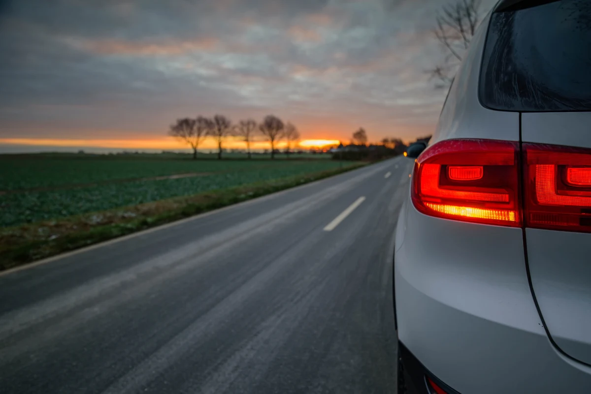 Samochód z nieprzytomnym kierowcą przejechał autostradą ponad 25 kilometrów. Dopiero po tym dystansie policji udało się go zatrzymać , informuje dziennik "Het Nieuwsblad". Samochód miał włączony tempomat i system korekty jazdy utrzymujący go na pasie ruchu.