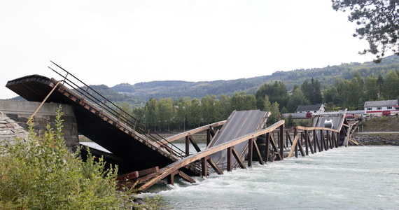 W południowej Norwegii doszło dziś do zawalenia się drewnianego mostu. W momencie katastrofy przejeżdżały nim dwa pojazdy - samochód osobowy i ciężarówka. Obaj kierowcy zostali uratowani. Przyczyna zawalenia się mostu nie jest na razie znana.