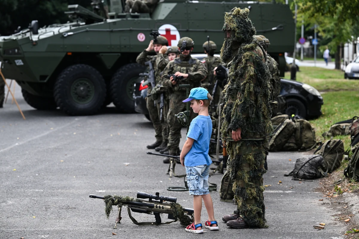 Pokazy sprzętu wojskowego, policyjnych, strażackich pojazdów, występy wokalne oraz tradycyjna grochówka wojskowa wśród atrakcji uroczystych obchodów Święta Wojska Polskiego w Rzeszowie. Był to piknik wojskowy organizowany przez Wojsko Polskie pod hasłem "Weekend z wojskiem".