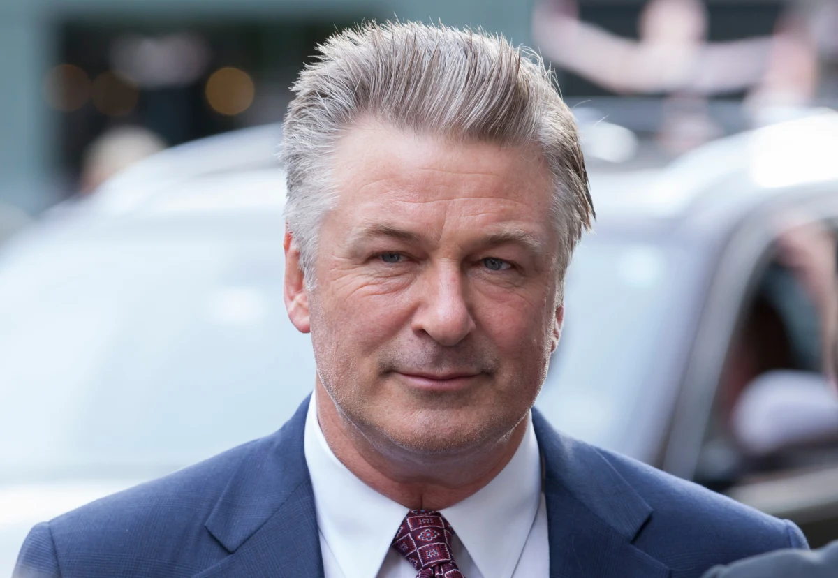 Broń nie wypaliłaby, gdyby trzymający ją Alec Baldwin nie pociągnął za spust – oceniło FBI w najnowszym raporcie o tragedii na planie filmu "Rust". Od kuli zginęła operatorka Halyna Hutchins. Sam aktor, a także jego prawnik, przedstawiają jednak inną wersję wydarzeń tego, co mogło stać się podczas zdjęć do produkcji. 