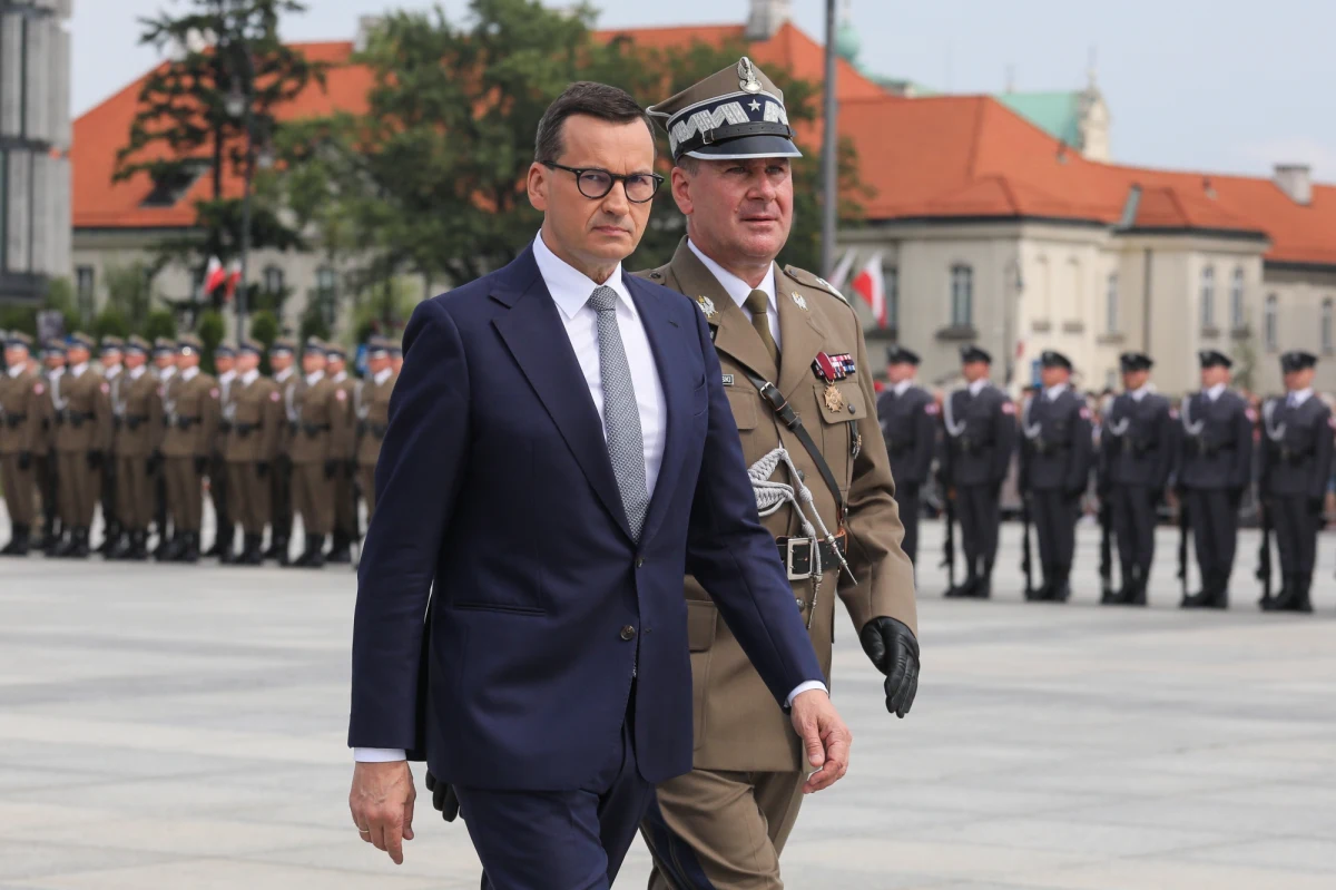 "Zrobię wszystko, żeby wyjaśnić przyczyny tego fatalnego ekologicznego zdarzenia, ale również aby na przyszłość budować mechanizmy zabezpieczające" - powiedział podczas konferencji prasowej dotyczącej katastrofy ekologicznej w Odrze premier Mateusz Morawiecki. Szef rządu przekazał, że we wtorek w trakcie rady ministrów odbędzie się debata w sprawie zaostrzenia przepisów dotyczących zanieczyszczania środowiska. Doniesienia o rtęci w Odrze premier nazwał fake newsem. "Oni chyba trzymali kciuki za tę rtęć i później zdziwili się dementi" - mówił o opozycji.