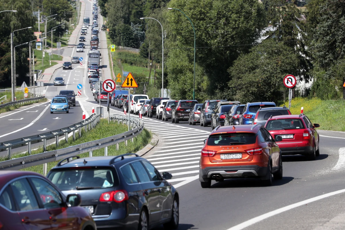 Turyści, którzy długi sierpniowy weekend spędzali pod Tatrami, wyruszyli w poniedziałek do swoich domów. Na popularnej zakopiance tworzą się korki.