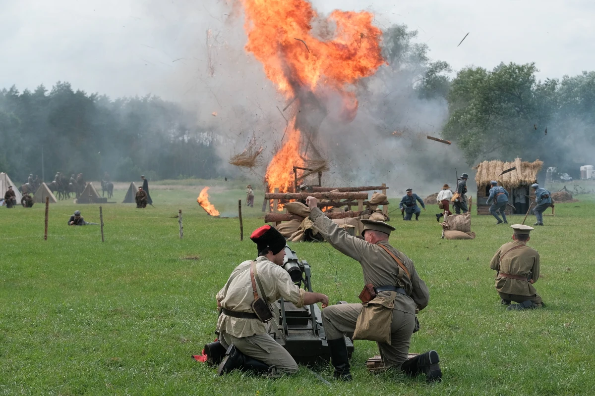 Rekonstrukcja bitwy pomiędzy Wojskiem Polskim a Armią Czerwoną, do której doszło 14 sierpnia 1920 r., odbyła się w niedzielę na polach miejscowości Ossów (woj. mazowieckie). Starcie pod Warszawą zostało uznane za osiemnastą, pod względem znaczenia, bitwę w historii świata.