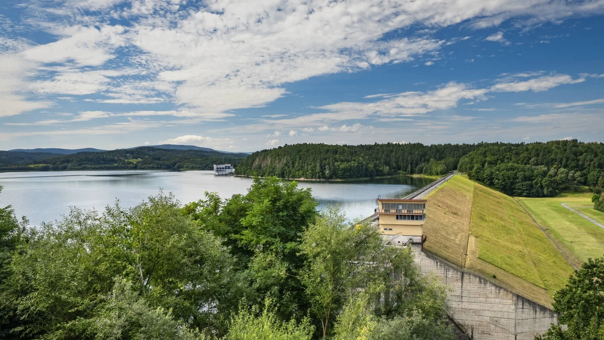 Katastrofa ekologiczna na Odrze wywołała falę domysłów i spekulacji. Wciąż zagadkowa jest przyczyna masowego śnięcia ryb w rzece. Jedno jest pewne - z rzekami dzieje się źle. Problem jest globalny, także europejski. Powód realny? Susza. Na ten temat Bogdan Zalewski rozmawiał z Pawłem Augustynkiem Halnym z Koalicji Ratujmy Rzeki, aktywistą ekologicznym oraz filmowcem. Ważnym kontekstem wywiadu jest BNP Paribas Green Film Festival w Krakowie, prezentujący dokumentalne kino światowe na temat ochrony środowiska i zmian klimatycznych.