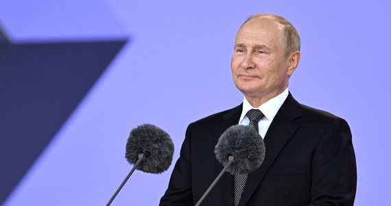 Władimir Putin powiedział, że Rosja jest gotowa zarówno sprzedawać zaawansowaną broń sojusznikom na całym świecie, jak i współpracować przy rozwoju technologii wojskowej. Prezydent Rosji zachwala rosyjską broń po prawie sześciu miesiącach wojny w Ukrainie, podczas której Siły Zbrojne Federacji Rosyjskiej radzą sobie o wiele gorzej, niż pierwotnie oczekiwano.