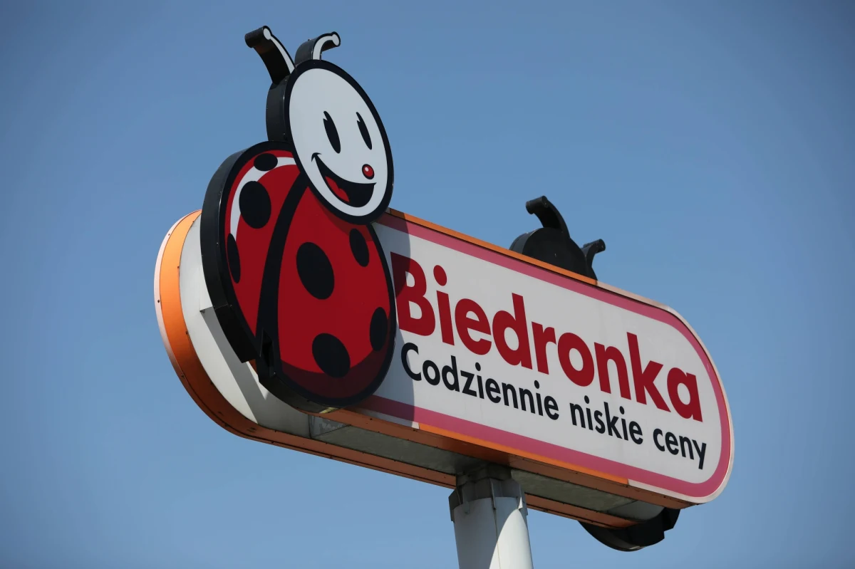 UOKiK postawił trzy zarzuty Biedronce, dotyczące akcji promocyjnej „Tarcza Biedronki Antyinflacyjna”. Jeronimo Martins Polska grożą kary finansowe w wysokości do 10 proc. rocznego obrotu – podał urząd antymonopolowy we wtorkowym komunikacie.
