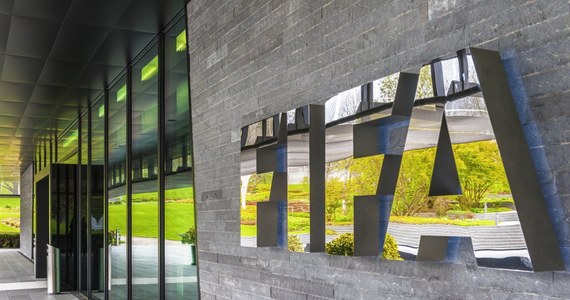 Międzynarodowa Federacja Piłki Nożnej (FIFA) zawiesiła indyjski związek (AIFF) z powodu "nadmiernego wpływu stron trzecich" na jego działanie. Może to spowodować odwołanie mistrzostw świata kobiet do lat 17, które mają się odbyć w tym kraju w październiku.