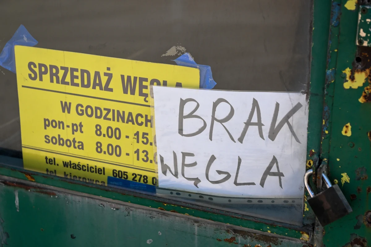 Dziś powinno ruszyć przyjmowanie wniosków o dodatek węglowy, czyli trzy tysiące złotych. Ustawa podpisana przed długim weekendem przez prezydenta weszła w życie. Problem jednak w tym, że – jak informujecie na Gorącą Linię RMF FM – są problemy ze złożeniem wniosków. Brakuje przepisów wykonawczych – ostrzega nasz reporter. 