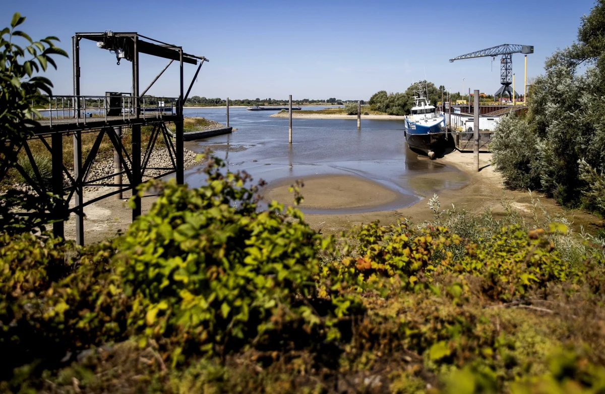 Na Wyspach Brytyjskich susza. Poziom wód w jeziorach i rezerwuarach cały czas się obniża, co staje się swoistą lekcją historii.  