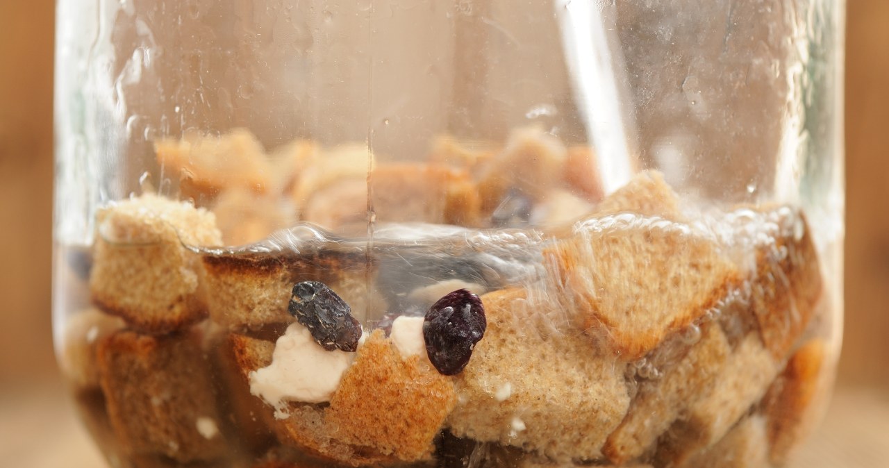 Polacy zapomnieli o tej starej "oranżadzie". Działa jak miotełka na jelita