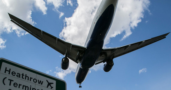 Zarząd londyńskiego portu lotniczego Heathrow w Wielkiej Brytanii przedłużył ograniczenia w liczbie wylatujących pasażerów do 29 października. Zgodnie z limitem, dziennie odlecieć może 100 tysięcy osób. Pierwotne plany zakładały obowiązywanie ograniczeń do 11 września.