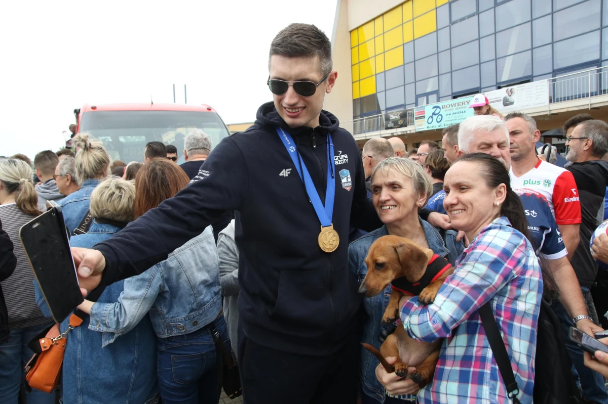 Siatkarze Grupy Azoty ZAKSY Kędzierzyn-Koźle przygotowują się do startu sezonu PlusLigi. Mają za sobą już pierwszy sprawdzian, jakim był turniej siatkówki plażowej. Zespół trenuje w mocno okrojonym składzie. W zajęciach bierze udział jedynie siedmiu graczy, a to dlatego, że pozostali są na zgrupowaniach swoich reprezentacji. Zawodnicy, którzy nie otrzymali powołań, będą mogli się lepiej poznać z nowym trenerem Tuomasem Sammelvuo. "Z trenerem nie rozmawialiśmy jeszcze na temat systemu grania. Nie było chyba sensu. W klubie nas jest siedmiu i nie trenujemy normalnie siatkówki" - mówi przyjmujący ZAKSY, z którym o nowym trenerze, roli w zespole, a także aktywności w mediach społecznościowych rozmawiał Wojciech Marczyk z redakcji sportowej RMF FM.