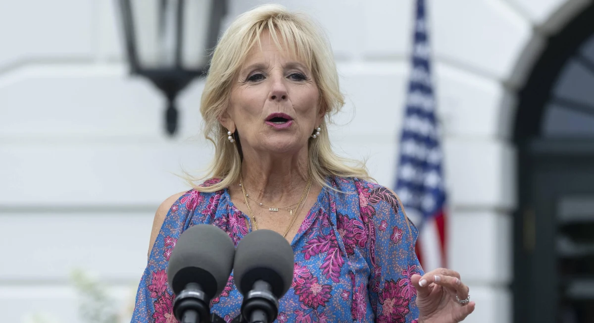Pierwsza dama USA Jill Biden uzyskała pozytywny wynik testu na Covid-19 i odczuwa łagodne symptomy choroby - przekazał Biały Dom. Żonie prezydenta przepisano kurację lekiem Paxlovid. Wynik testu u prezydenta, który sam niedawno przeszedł tę chorobę, był negatywny. 