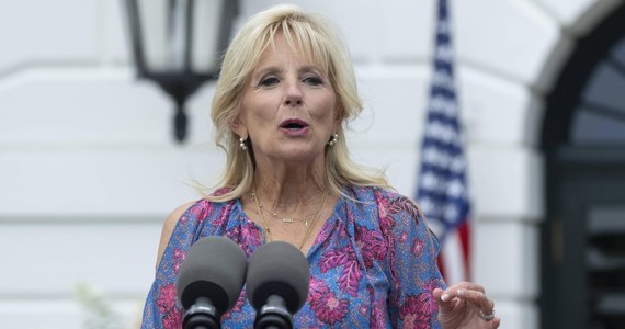 Pierwsza dama USA Jill Biden uzyskała pozytywny wynik testu na Covid-19 i odczuwa łagodne symptomy choroby - przekazał Biały Dom. Żonie prezydenta przepisano kurację lekiem Paxlovid. Wynik testu u prezydenta, który sam niedawno przeszedł tę chorobę, był negatywny. 