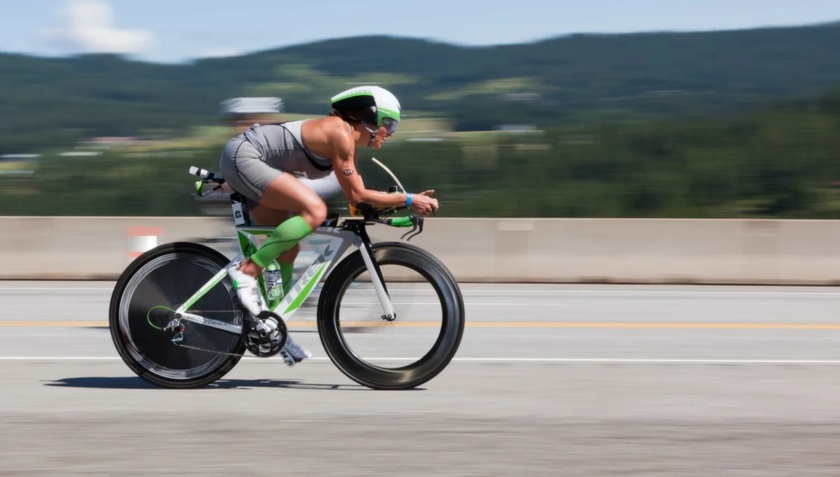 Robert Karaś pewnie prowadzi w dziesięciokrotnym Ironmanie, najbardziej wyczerpującym wyścigu triathlonowym na świecie. Po części pływackiej i pokonaniu ponad połowy dystansu na rowerze ma nad rywalami ogromną przewagę.