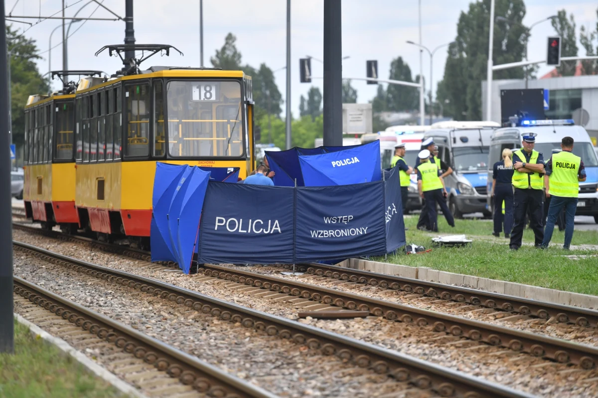 Policjanci z Wydziału Dochodzeniowo - Śledczego Komendy Rejonowej Policji Warszawa VI poszukują bezpośrednich świadków wypadku, do którego doszło w piątek, 12 sierpnia o godz. 11.40 na torowisku tramwajowym przy ulicy Jagiellońskiej - poinformowała we wtorek kom. Paulina Onyszko z praskiej komendy.