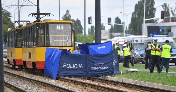 Policjanci z Wydziału Dochodzeniowo - Śledczego Komendy Rejonowej Policji Warszawa VI poszukują bezpośrednich świadków wypadku, do którego doszło w piątek, 12 sierpnia o godz. 11.40 na torowisku tramwajowym przy ulicy Jagiellońskiej - poinformowała we wtorek kom. Paulina Onyszko z praskiej komendy.