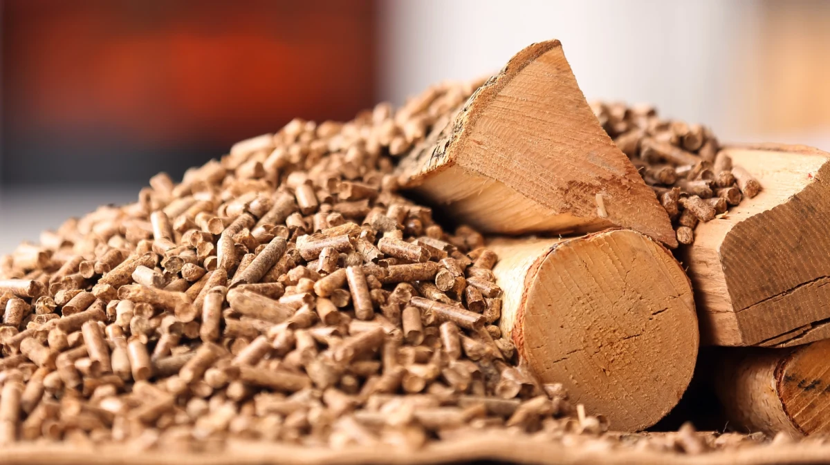 Rząd przyjął projekt ustawy o wsparciu odbiorców ciepła - poinformowała kancelaria premiera. Założenia przewidują m.in. jednorazowe wsparcie dla ogrzewających się przy użyciu LPG, drewna, pelletu, oleju opałowego oraz wsparcie dla ciepłowni. 