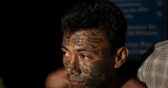W Salwadorze trwa wojna z gangami, ogłoszona pięć miesięcy temu przez prezydenta Nayiba Bukele. W kraju dodchodzi do masowych aresztowań. Policja nie ma obowiązku przedstawienia nakazu. Działania potępiają organizacje pozarządowe, między innymi Amnesty International i Human Rights Watch, które uznały, że to naruszenie praw człowieka. 

