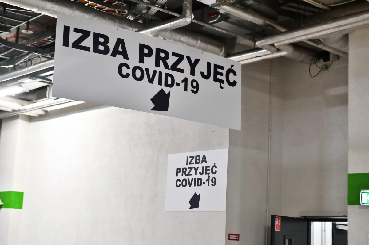 Od środy 17 sierpnia "osoby wykonujące zawodowe w placówkach ochrony zdrowia", w tym w aptekach i punktach aptecznych oraz studenci kierunków medycznych mogą zaszczepić się drugą dawką przypominającą przeciwko Covid-19. 
