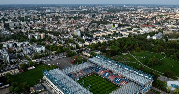 "Ile jeszcze milionów musimy utopić w stadionie Wisły, zanim dojrzejemy do jednej racjonalnej decyzji dotyczącej sprzedaży i wyburzenia stadionu?" - napisał w mediach społecznościowych krakowski radny Łukasz Wantuch. Radny publicznie zapowiedział, że nie zagłosuje "za żadnymi przesunięciami w budżecie w celu znalezienia brakujących 100 mln zł na remont stadionu Wisły".