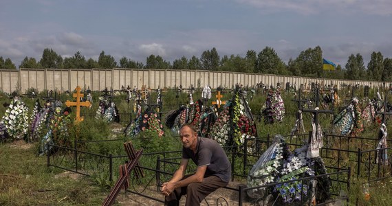 Służba Bezpieczeństwa Ukrainy (SBU) ustaliła tożsamość kolejnych ośmiu rosyjskich żołnierzy podejrzanych o zbrodnie wojenne w Buczy pod Kijowem, gdzie po miesięcznej rosyjskiej okupacji znaleziono masowe groby cywilów i zwłoki ze śladami tortur.
